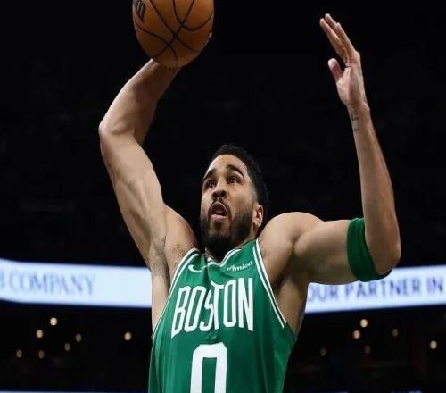 詹姆斯都发文致敬！他跟腱断裂归来，首秀就轰15+12+7！