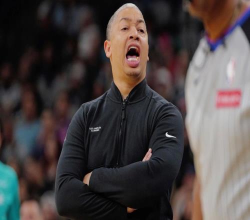 卢：马刺联防让我们进攻停滞巴图姆说文班在中间他传不出去