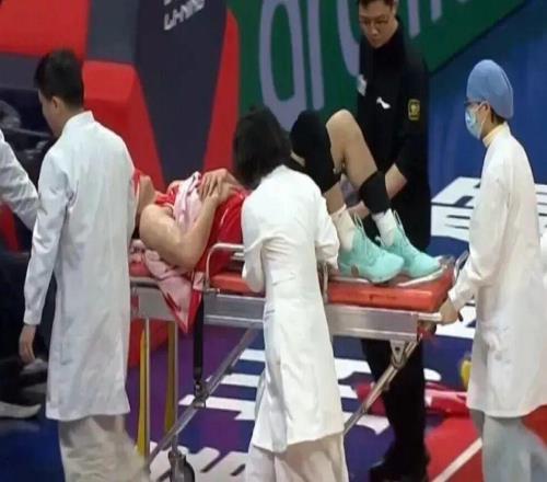 郭艾伦受伤，担架抬离赛场