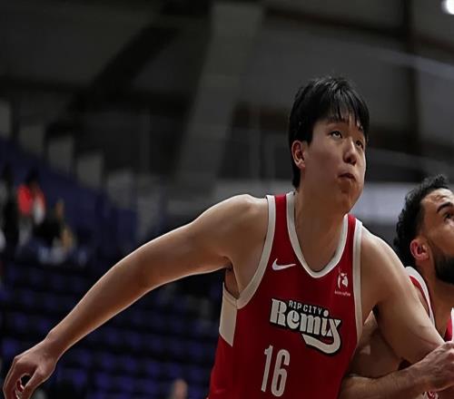 杨瀚森G联赛爆了！半场6中6轰13分，攻守兼备很全面，身体也壮了