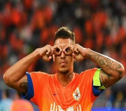 泰山18分钟2球领先！克雷桑造点+点球破门，中超105场轰60球