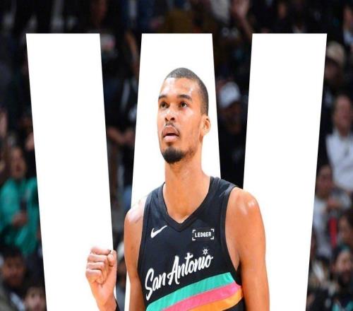 马刺25分史诗逆转快船：文班27+10+4帽小卡30+9大洛26分