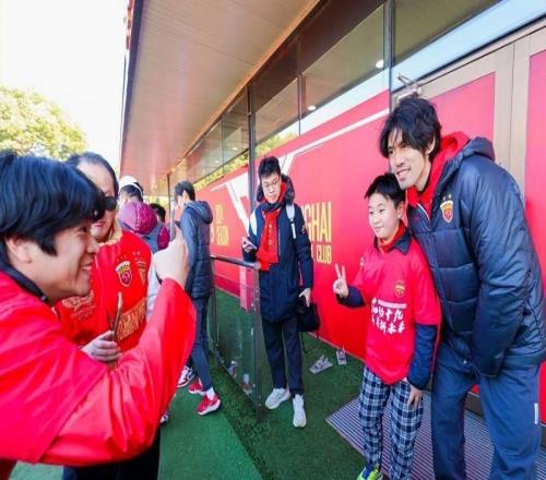 成为全世界最忠诚的球员代表，蔡慧康、吕文君退役，武磊为啥哭成泪人