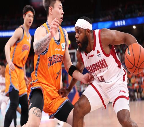 王哲林队友拿顶薪25岁迎3惊喜，合同剩5个月，待遇不输张镇麟