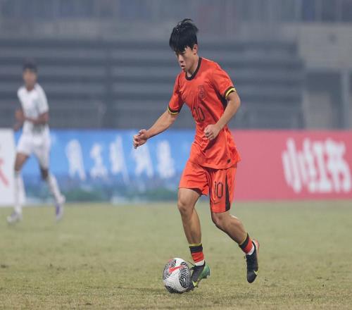 16岁邝兆镭中超首秀冲上热搜赛后婉拒采访董路自豪：我的干儿子