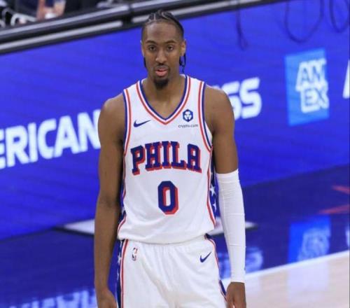 76人爆冷！马克西31+5乌布雷尽力，约翰逊35+10，湖人弃将太拉胯