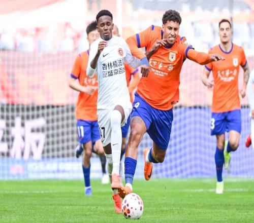 恐遭禁赛中超最贵外援不满判罚！做蒙眼吹哨手势嘲讽张雷+染黄