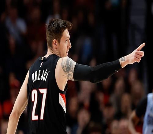 加盟开拓者后三分效率不断下滑，侧翼新星的状态令人非常担心