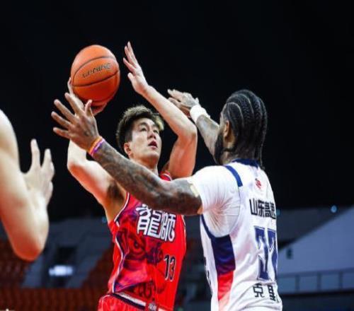 郭艾伦16个赛季一共挣了多少钱预计不低于3个小目标