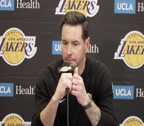 雷迪克：团队防守打出了牺牲精神，里夫斯今天攻防都很强硬