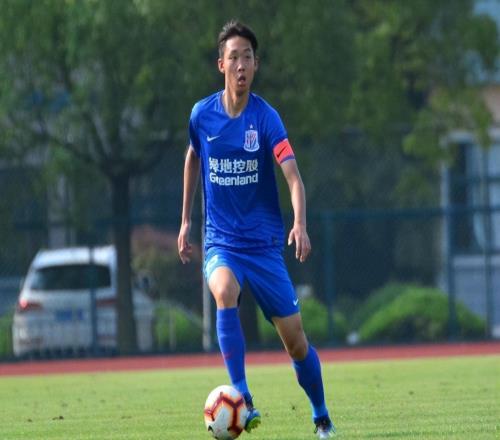 斯卢茨基坚持重用的中后卫金顺凯！本轮中超终于爆发，赢得认可