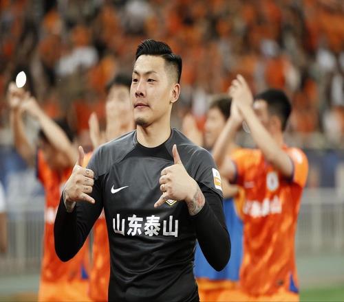 王大雷全新形象亮相中超！首轮就表现不俗零封对手，征服山东球迷