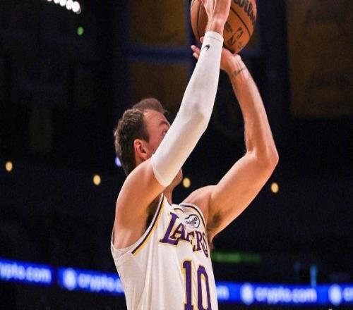 詹姆斯伤停！东契奇35+8湖人复仇尼克斯里夫斯25分唐斯25+16