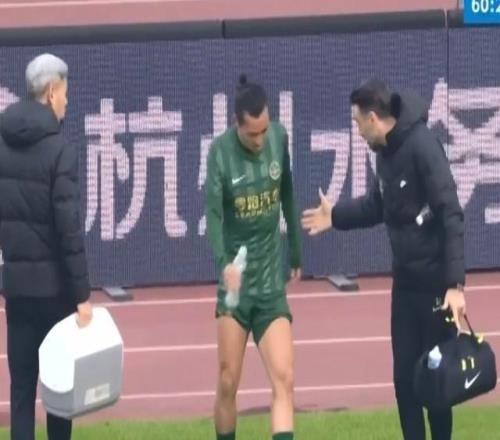 童磊：很可惜因伤提前下场，现在已经没有大碍了