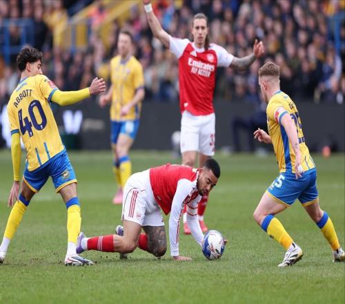 足总杯成分水岭枪手险胜鱼腩折损大将，曼城逆转强敌士气正旺