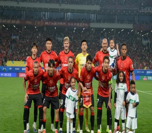 成都蓉城主场与昔日兄弟对决精彩瞬间，哪一件事情最让你感动