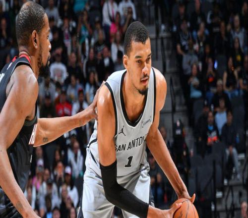 马刺擒火箭16战15胜！文班29+8统治攻防杜兰特23分跌至西部第四