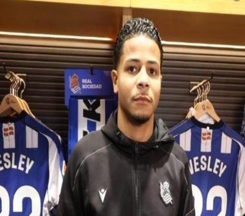 租借加盟皇家社会后，韦斯利已经枯坐板凳一个月