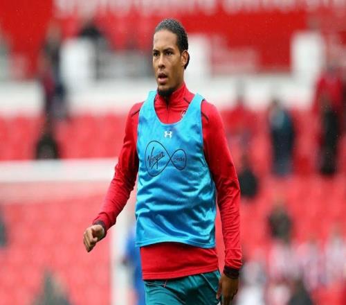 这位77岁的英国老人，是足坛历史长河中闪亮的一颗星