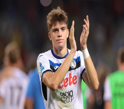 国米边卫引援遇阻：三大对象一个比一个贵，谁来接邓弗里斯的班