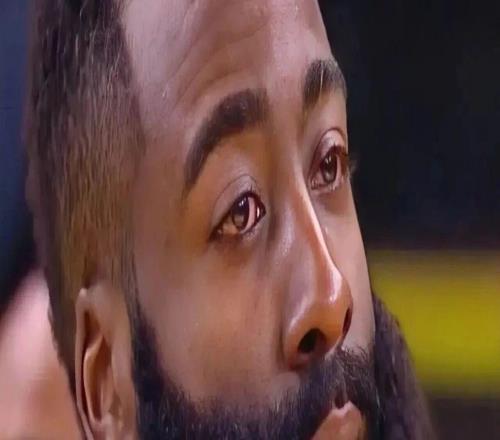 别生气了哈登...他竟然笑着跟登哥求和