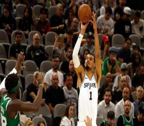 福克斯：绿军居然沉退防文班突破回传就是空位