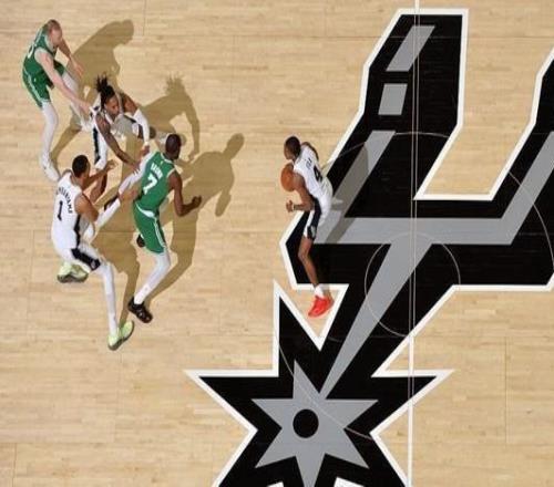 福克斯：有许多队友能砍20+不担心对方究竟怎样防守