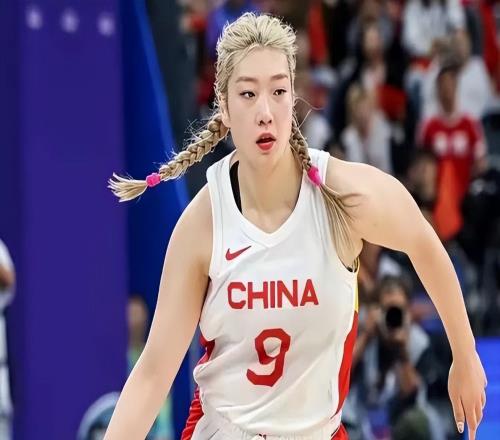 宫鲁鸣动真格了，女篮大换血，3人上桌，2人下桌，杨舒予李梦在列