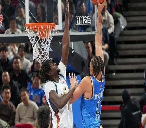 CBA生涯首秀！麦基12中5得12分6板3助连续“举火烧天”引关注