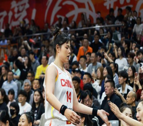 女篮3大中锋合体首秀：李月汝21+11头功合砍47+18统治内线