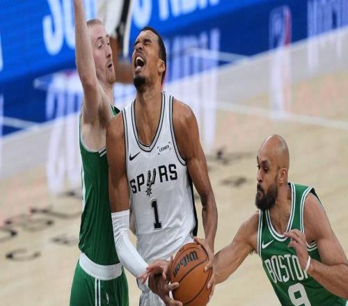 8三分轰39+11，文班平生涯纪录！3点助马刺17战16胜连斩争冠大热