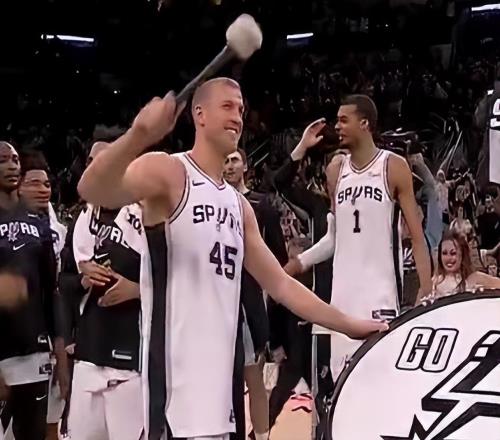 随着马刺5连胜，火箭11399猛龙，西部最新排名出炉！太阳稳7冲6