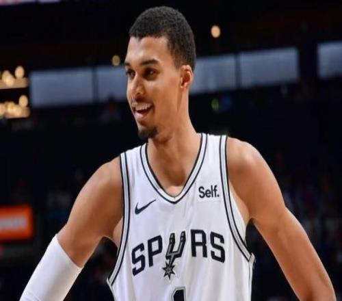 布朗被驱逐塔图姆空砍24分，文班39+11+2封盖，马刺双杀凯尔特人