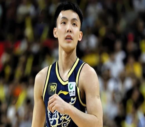 新疆逆转广东！劳森统治内线，三将攻守兼备，广东仅靠外援发挥！