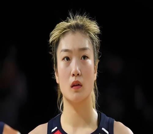 宫鲁鸣动真格了，女篮大换血，3人上桌，2人下桌，杨舒予李梦在列