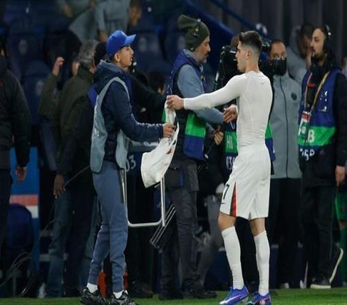 切尔西25惨败巴黎！内托怒推球童引冲突，致敬阿扎尔