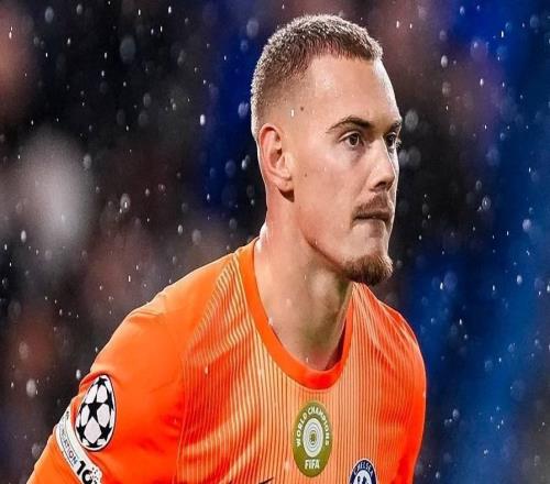 约恩森无视詹姆斯呼唤准备直接离场，但被桑切斯拦住并喊去谢场