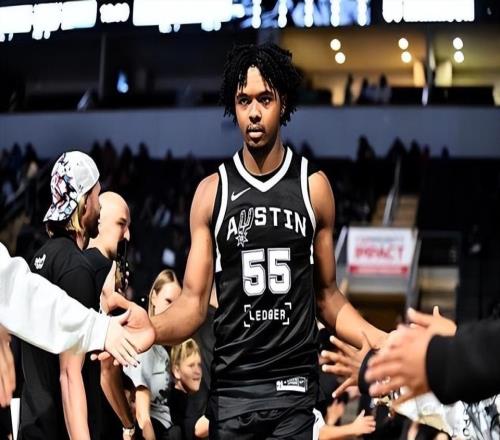 面对火箭二队打出全能型表现，马刺锋线新星也是很有特点的球员