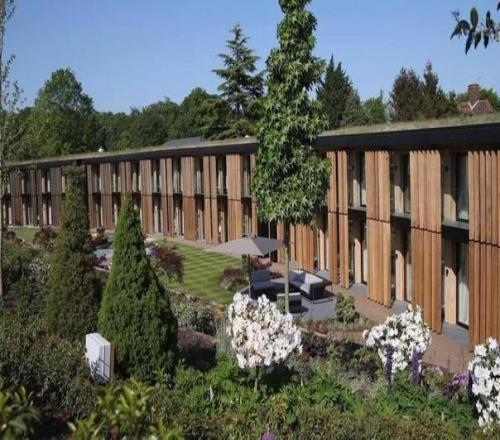 太阳报：自上任后，图多尔一直住在热刺训练基地的酒店里