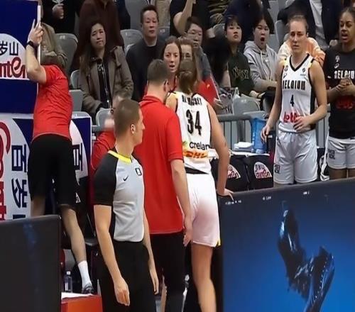 笑喷！比利时女篮球员冲撞张子宇，结果自己人仰马翻受伤离场