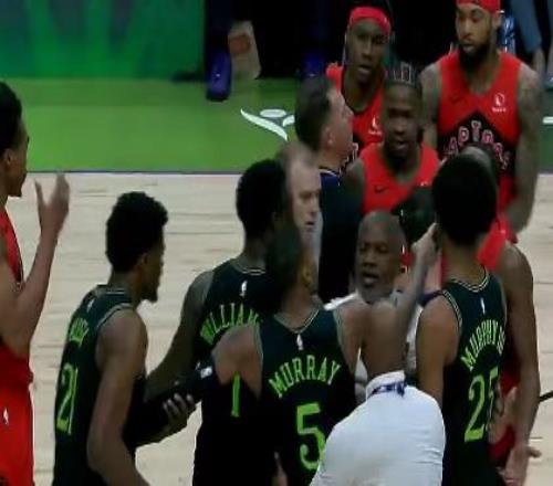 爆发冲突！猛龙爆冷负鹈鹕吞连败墨菲28+7+5三分穆雷27+6