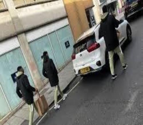 散着步把球踢了拉纳卡球员被球迷拍到外出购物，随后欧协联逼平水晶宫