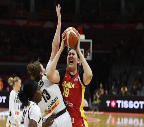 让人心疼！女篮输比利时15分，张子宇成唯一亮点，郑薇与全队拥抱