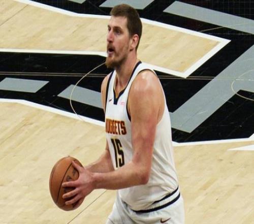 全面发挥，约基奇砍31分20板12助3断2帽&赛季第三次30+20+10