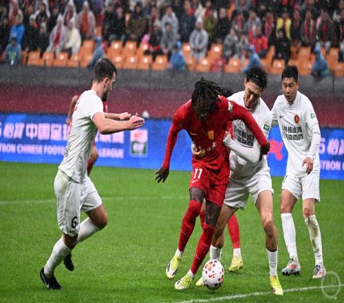 10！肯帕努任意球建功，43000余名球迷见证重庆铜梁龙中超首胜