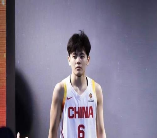 中国女篮今夜变阵，半场领先南苏丹10分！罗欣棫9分，张子宇8分
