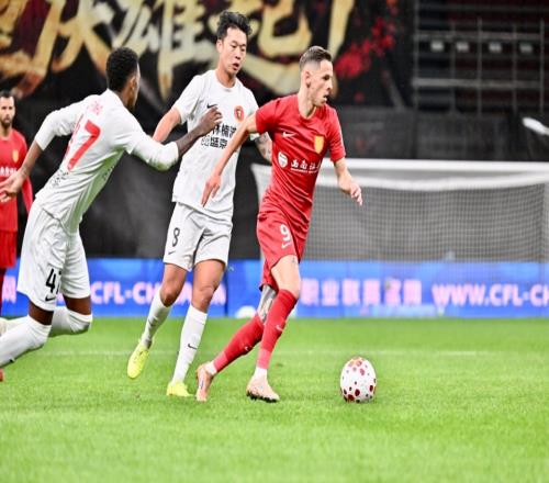 队史中超首胜！铜梁龙10升榜首送十人辽宁铁人2连败肯帕努制胜