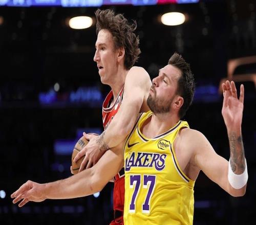 狂轰99+22+23！湖人三巨头打疯了，西部悬念再起，老詹要冲第5冠