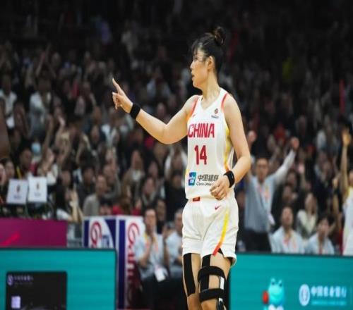 中国女篮半场领先南苏丹10分：张子宇8分李月汝2分3犯规低迷