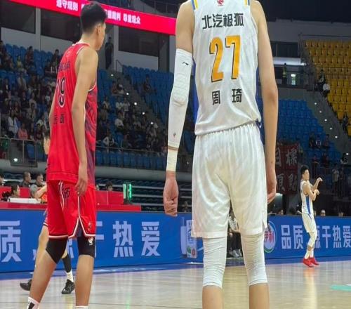 背后扣麦基一球！广州中锋大战NBA冠军，只给自己打6分